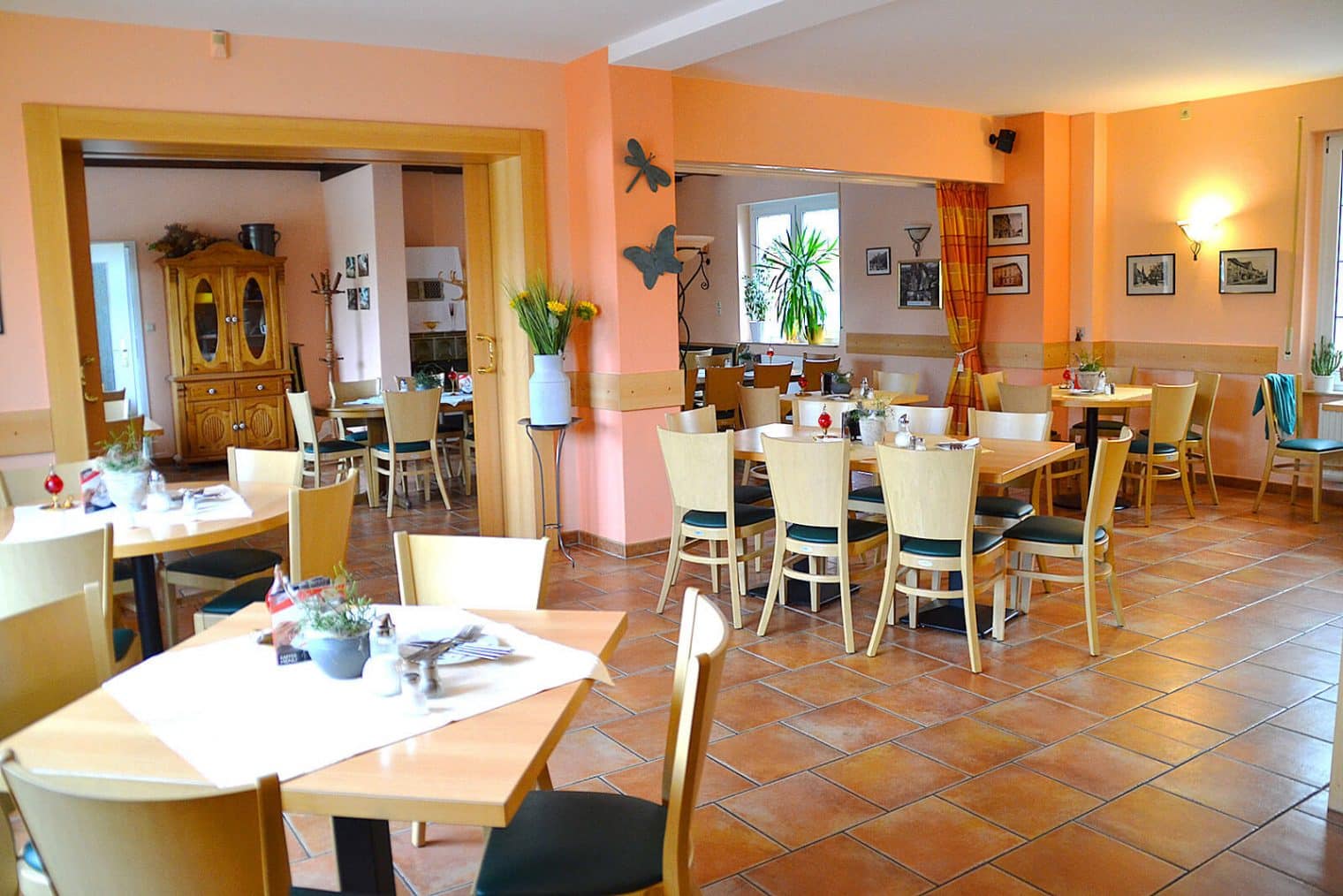 restaurant-und-pension-storchenklause-hinterer-gastraum-im-restaurant